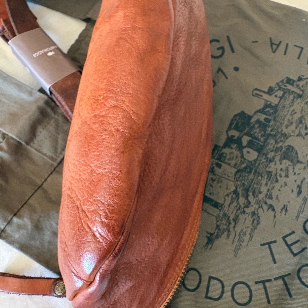 Campomaggi SANTARCANGELO
Belt bag "CORNIOLO" in garment-dyed cowhide leather - Picture 10 of 16